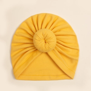 Detail einer weichen ingwergelben Donut-Turbanmütze mit bequemer elastischer Baumwollnaht