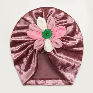 Détail du bonnet turban pour bébé en velours rose avec grande fleur en tissu décorative