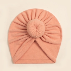 Detail einer weichen Baby Turban-Mütze mit Donut-Knoten und feiner Strickstruktur