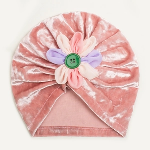 Détail du turban en velours pour bébé avec fleur 3D en tissu et accent bouton vert