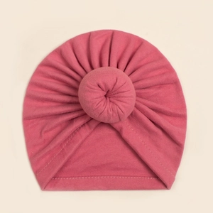 Detailansicht der Baby Turban Mütze in Altrosa mit Donut-Knoten und Faltenoptik