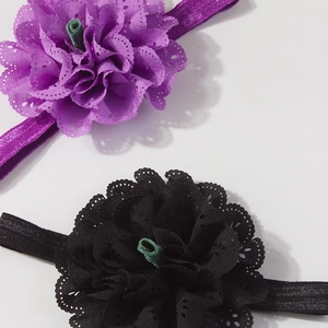 Detail von Baby-Stirnbändern mit mehrlagigen Spitzenblumen in Lila und Schwarz