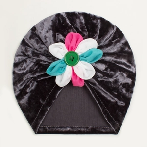 Détail du bonnet turban en velours pour bébé avec fleur tricolore et bouton central