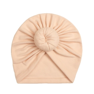 Weiche rosa Strickmütze aus Baumwolle für Babys mit Donut-Knoten-Verzierung