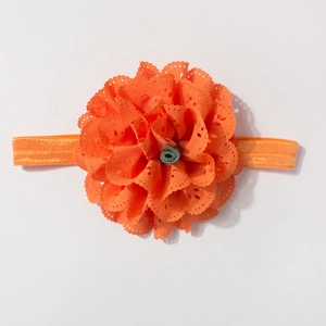 Detailansicht eines orangefarbenen Halloween Baby-Stirnbands mit weicher Spitzenblume