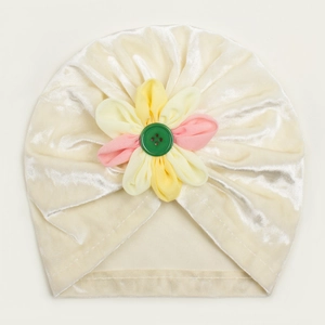 Détail de la fleur en velours faite à la main et du bouton sur le turban bébé