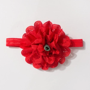 Detail eines roten Spitzenblumen-Stirnbandes für Babys mit weichem elastischem Wellenstoff