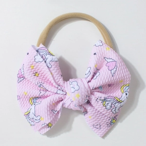 Dettaglio fascia per neonati in tessuto waffle rosa con stampe di unicorni ed elastico