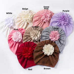 Détail de bonnets turban pour bébé en maille côtelée avec fleurs 3D faites à la main