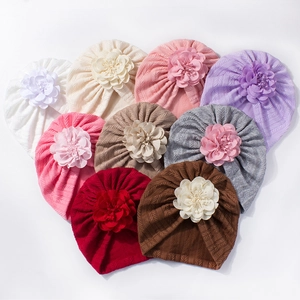 Détail de bonnets turbans pour bébés en neuf couleurs avec texture en tricot et fleurs