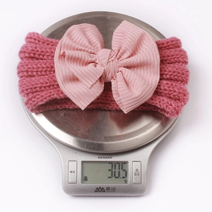 Nahaufnahme eines rosa Baby-Strand stirnbands mit Schleife auf einer Waage bei 30,5g