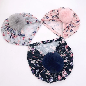 Lot de trois turbans souples pour bébé avec imprimé floral et grands pompons en fourrure