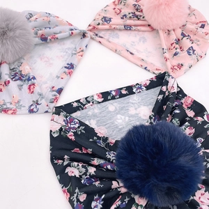 Bonnets turbans pour bébé à fleurs avec pompon en fausse fourrure en gris et rose