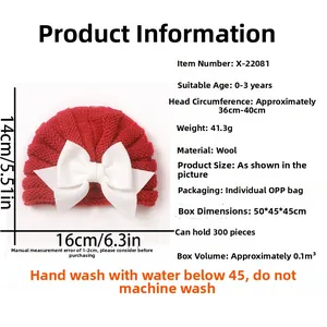 Détail d'un bonnet de bébé en tricot rouge avec un grand nœud blanc et cache-oreilles chauds