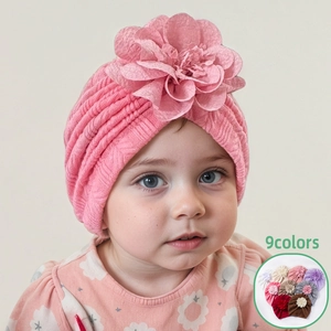 Bonnet en tricot rose pour bébé avec grande fleur en tissu et texture épi pour nourrisson