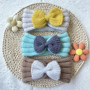 Set di tre fasce per neonati in maglia calda con grandi fiocchi in colori tenui e assortiti