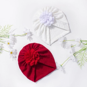 Lot de bonnets turban en tricot pour bébé avec grandes fleurs décoratives en rouge et blanc