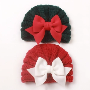 Bonnets d'hiver en tricot pour bébé avec grands nœuds en rouge festif et vert foncé