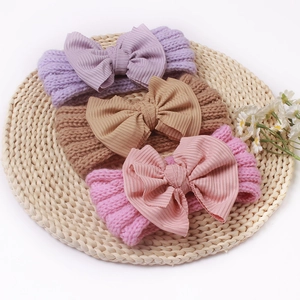 Nahaufnahme von gestrickten Baby-Stirnbändern mit Schleife in Lila, Khaki und Rosa