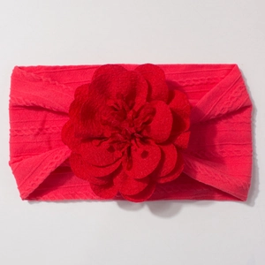 Détail du bandeau rouge pour bébé avec maille torsadée élastique et fleur en tissu 3D