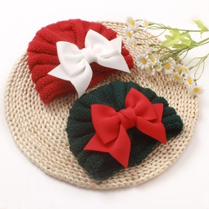 Bonnets de Noël en tricot pour bébé avec grands nœuds en rouge festif et vert foncé