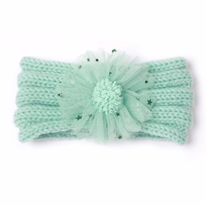 Détails de la maille du bandeau bébé vert menthe avec fleur en tulle et paillettes