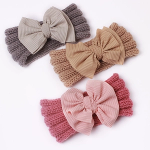 Dreiteiliges Set gestrickte Baby Stirnbänder in Grau, Rosa und Braun mit großen Schleifen