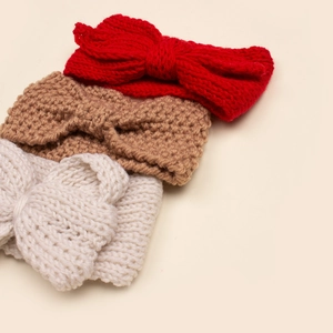 Set di 3 fasce invernali in maglia per neonati in rosso, marrone e beige con fiocchi