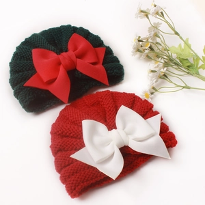 Détails de bonnets de Noël tricotés pour bébé en rouge et vert avec nœuds en satin