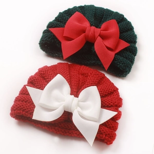 Bonnets de Noël tricotés pour bébés avec nœuds festifs en rouge et vert pour l'hiver