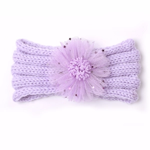 Détail du bandeau tricoté bébé lavande avec fleur en maille 3D et paillettes d'étoiles