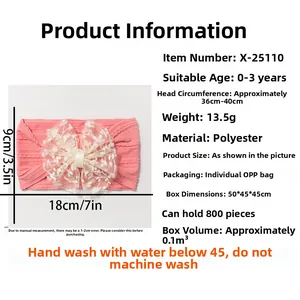 Détail du bandeau rose pour bébé avec un grand nœud en dentelle blanche et dimensions