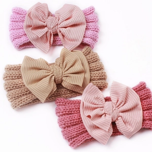 Dreiteiliges Set aus gestrickten Baby-Stirnbändern mit großen Rippschleifen in Rosa und Khaki