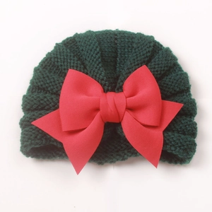 Détails du bonnet en tricot vert foncé pour bébé avec un grand nœud en satin rouge