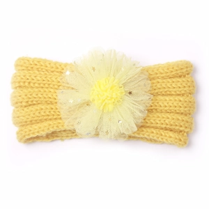 Détail du bandeau tricoté jaune pour bébé avec fleur en tulle et paillettes d'étoiles
