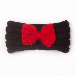 Dettaglio della fascia per neonati in maglia nera e rossa con fiocco decorativo