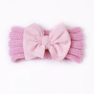 Detailansicht des rosa gestrickten Baby Stirnbands mit Rippenstruktur und Schleife
