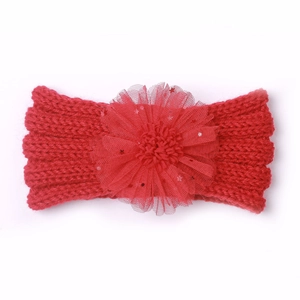 Détail d'un bandeau en tricot rouge pour bébé avec grande fleur en résille et paillettes