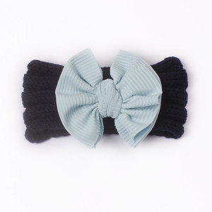 Detailansicht eines Baby-Stirnbands mit blauem Schleifendesign und gerippter Strickstruktur