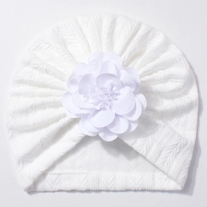 Bonnet en tricot blanc pour bébé avec grande fleur en 3D et texture douce
