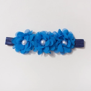 Détail du bandeau bébé en fleurs de mousseline bleu roi avec perles et sangle élastique