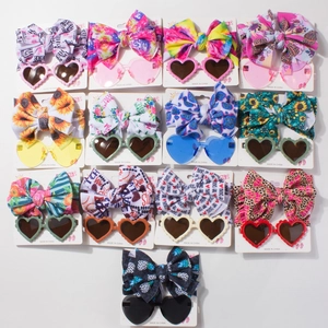 Détail de l'ensemble bandeau bébé et lunettes cœur avec motifs tournesol et léopard