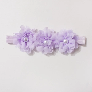 Détails de fleurs en mousseline lavande et perles sur bandeau élastique pour bébé