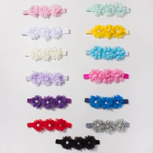 Lot de 13 bandeaux bébé colorés avec fleurs en mousseline et perles sur fond blanc