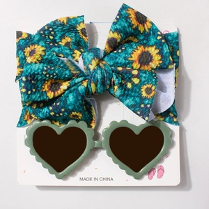 Détail du bandeau bébé avec motifs tournesols et ensemble de lunettes de soleil coeur