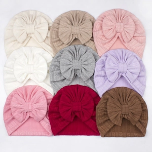 Vue détaillée de neuf variantes de couleurs pour bonnets turban bébé à nœuds jacquard