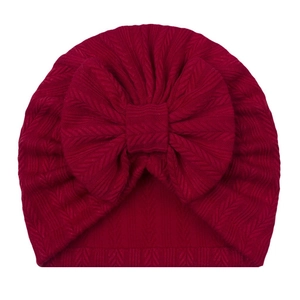 Détail du bonnet turban pour bébé rouge foncé avec texture en maille jacquard et grand nœud