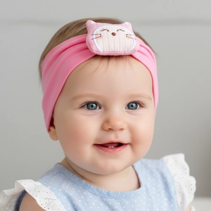 Gros plan d'un bandeau en nylon rose pour bébé avec broderie chat mignon en relief