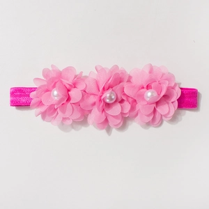 Détail du bandeau rose à fleurs en mousseline pour bébé avec perles synthétiques
