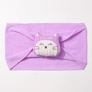 Gros plan d'un bandeau élastique violet pour bébé avec motif de chat brodé en 3D
